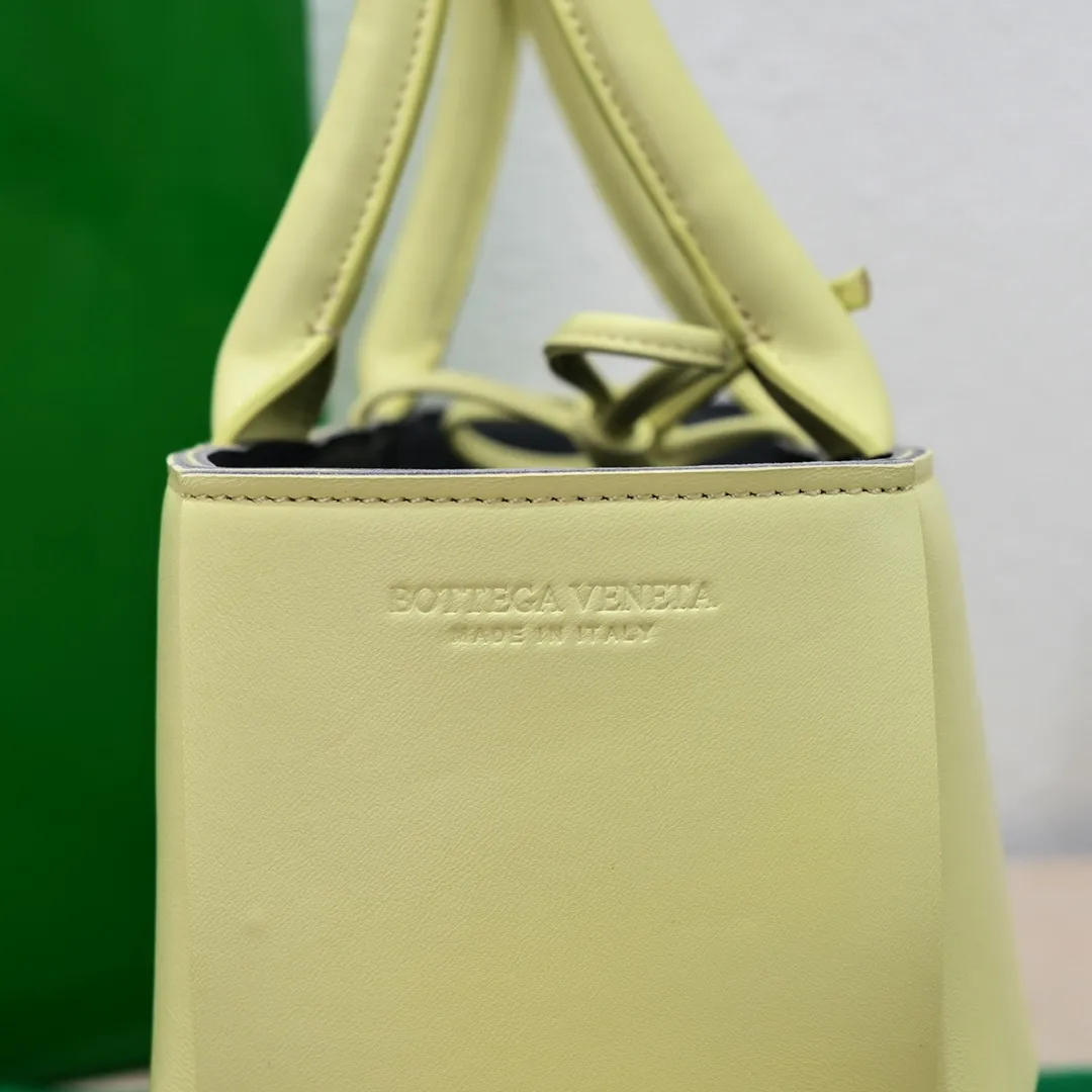 Batch 1760 small arco, BottegaVeneta# official website latest cowhide leather with inner sheepskin SLIP tote handbag, and the logo has been changed to the side panel😍The oversized woven design really makes it a huge gap from ordinary tote bags🔗🔗Different color combinations inside and outside ⛓Daniel Lee leads the brand's DNA to continue to evolve with fresh inspiration🧬🧬showing a balanced style of luxury and reality👉: 30*20*12 Model: 9893# Delete Remove Download Refresh Pin Edit Share with one click